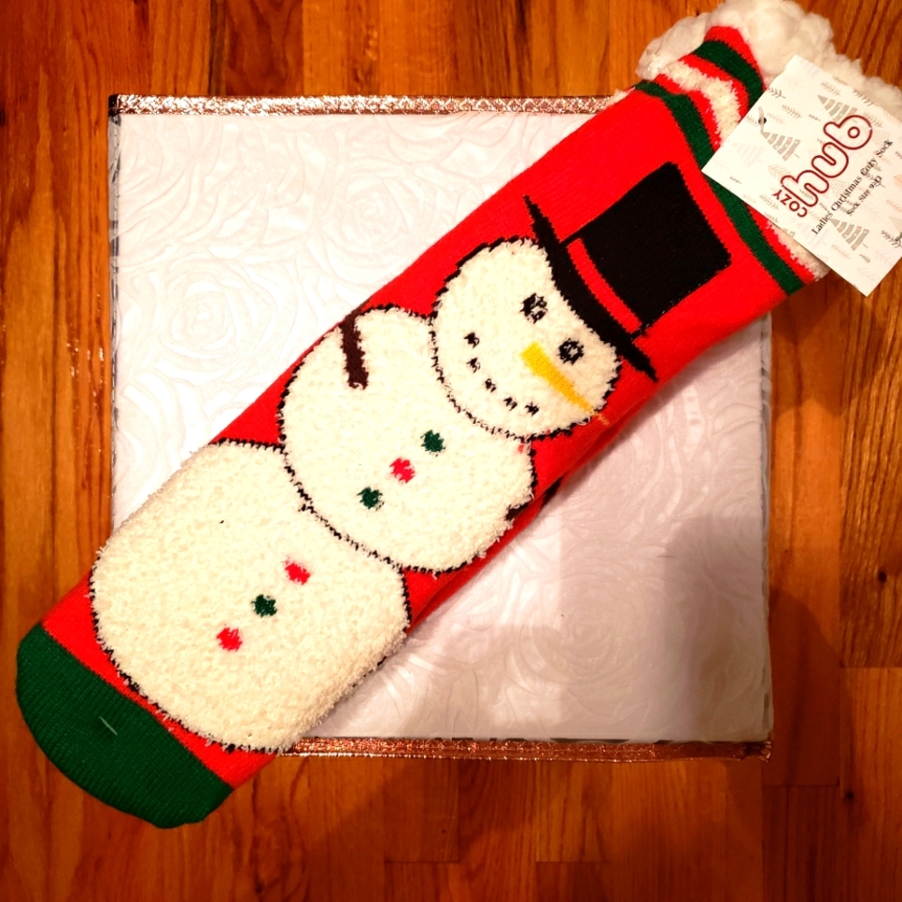 BNWT COZY HUB FROSTY THE SNOWMAN HOLIDAY SHERPA GRIPPER SOCKS (OS)